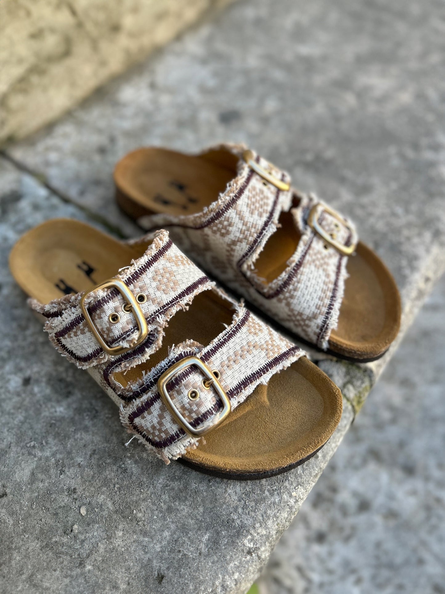 BEIGE BURGUNDY SANDALS